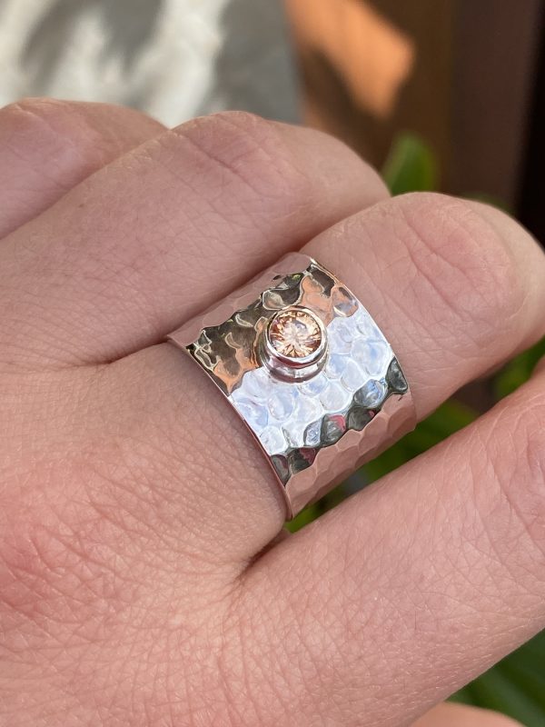 Anillo martillado con piedra natural citrino