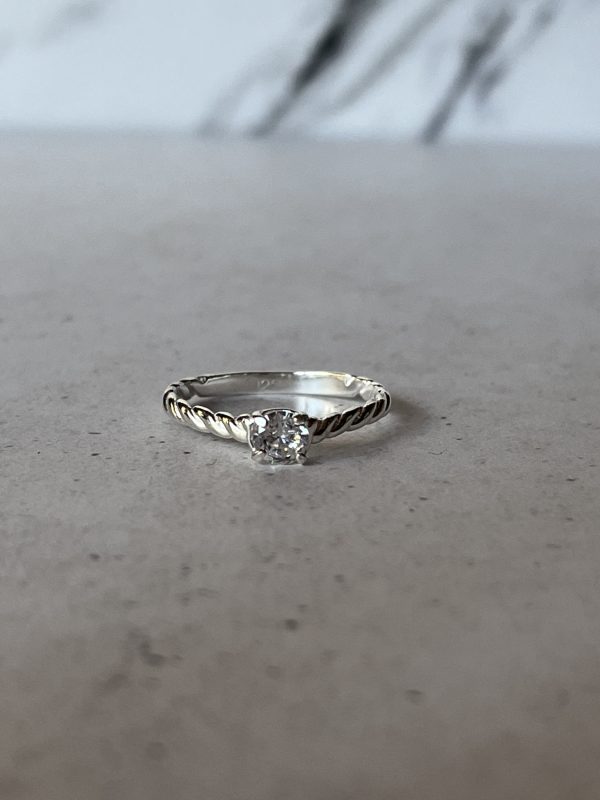 Anillo solitario torneado