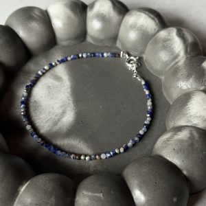 Pulsera con cristales de lapislázuli